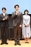 左から上川隆也、大泉洋、松たか子。