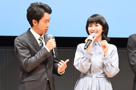 左から大泉洋、松たか子。