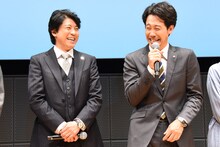 左から上川隆也、大泉洋。