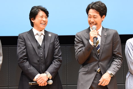 左から上川隆也、大泉洋。