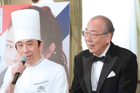 左から段田安則、岸部一徳。