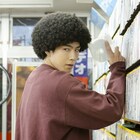 「アフロ田中」賀来賢人演じる田中の“七変化”公開、かっこよくAVを借りる姿など