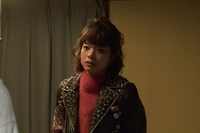 「いちごの唄」より、岸井ゆきの演じるアケミ。