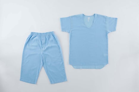 クレープ肌着 上(税込2376円)、クレープ肌着 下(税込2916円)。