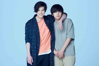 「サヨナラまでの30分」キャラクター写真。左から新田真剣佑演じる宮田アキ、北村匠海演じる窪田颯太。