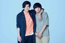 「サヨナラまでの30分」キャラクター写真。左から新田真剣佑演じる宮田アキ、北村匠海演じる窪田颯太。