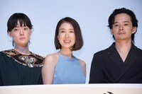 「よこがお」完成披露プレミア上映会の様子。左から市川実日子、筒井真理子、池松壮亮。