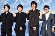 左からRADWIMPS、新海誠。