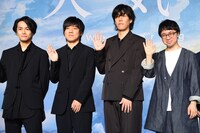 左からRADWIMPS、新海誠。