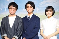 左から新海誠、醍醐虎汰朗、森七菜。