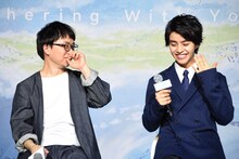 大量の汗をかく醍醐虎汰朗（右）を見守る新海誠（左）。