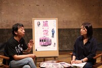 鈴木卓爾（左）、MCの月永理絵（右）。