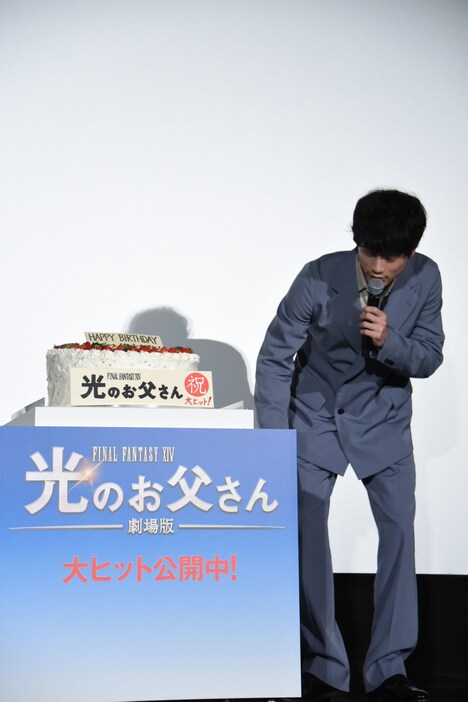 「鋼太郎さんが入ってるとかないですか?」と疑惑の目を向ける坂口健太郎。