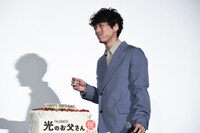 口いっぱいにケーキをほおばりご満悦の坂口健太郎。