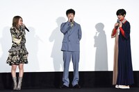 左から山本舞香、坂口健太郎、佐久間由衣。