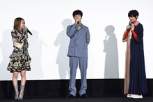 左から山本舞香、坂口健太郎、佐久間由衣。