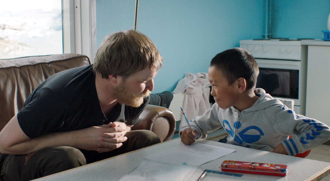 グリーンランドの村に赴任した教師描く「北の果ての小さな村で」場面写真が到着