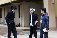 「べしゃり暮らし」メイキング写真。左から渡辺大知、間宮祥太朗、劇団ひとり。