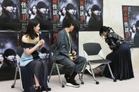 会見中に突如剥がれたポスターに驚くキャストたち。