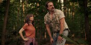 「ストレンジャー・シングス」シーズン3より、左からウィノナ・ライダー演じるジョイス、デヴィッド・ハーバー演じるホッパー。