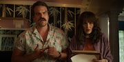 「ストレンジャー・シングス」シーズン3より、左からデヴィッド・ハーバー演じるホッパー、ウィノナ・ライダー演じるジョイス。