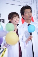 左から飯豊まりえ、仲村トオル。