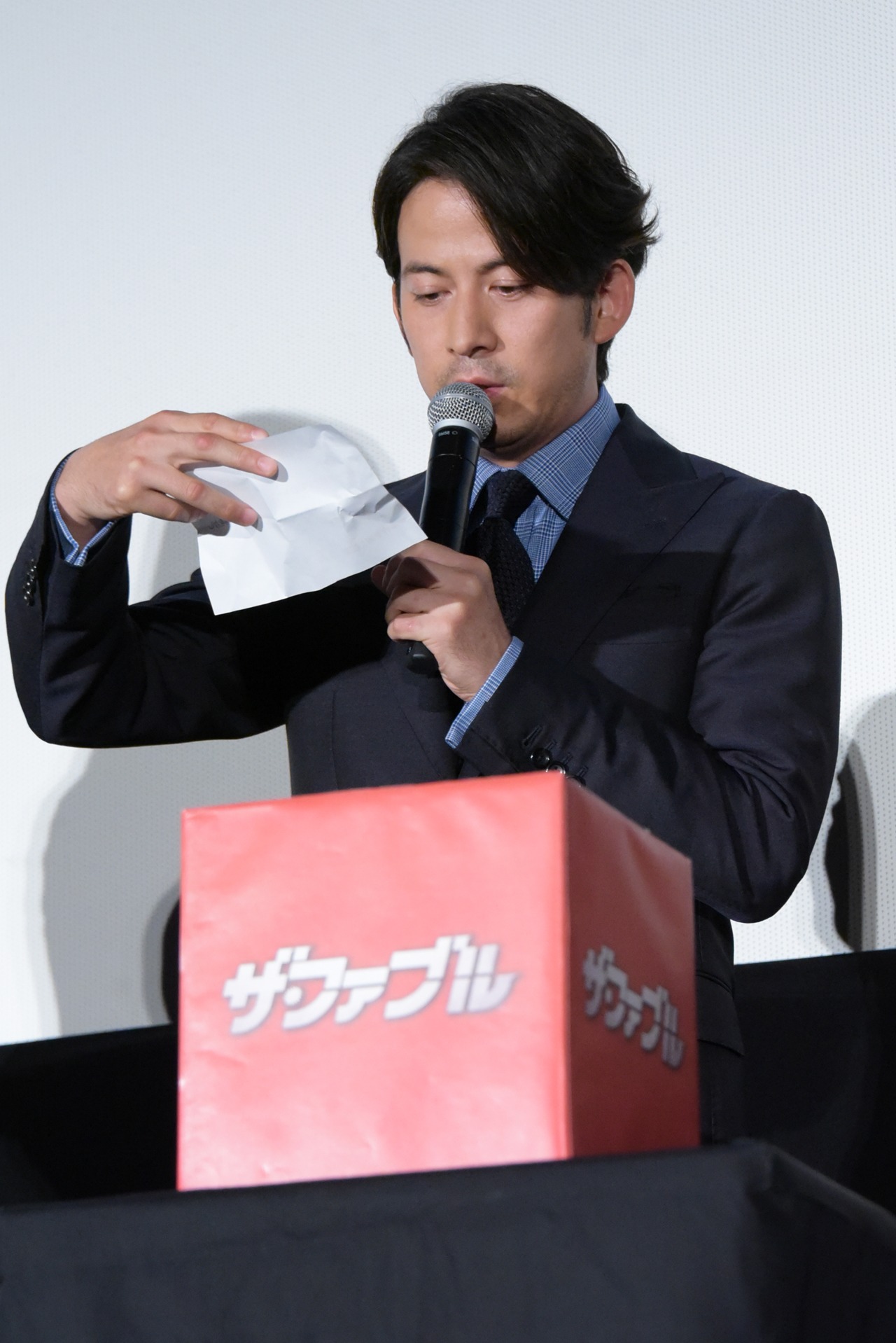 観客から寄せられたコメントを読む岡田准一。