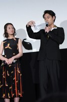 観客から寄せられたコメントを読む柳楽優弥（右）。