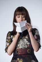 観客から寄せられたコメントを読む山本美月。