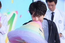 わたあめにかぶりつく高杉真宙。