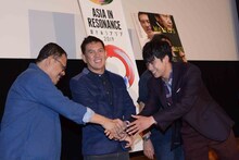 監督たちと握手する森崎ウィン（右）。