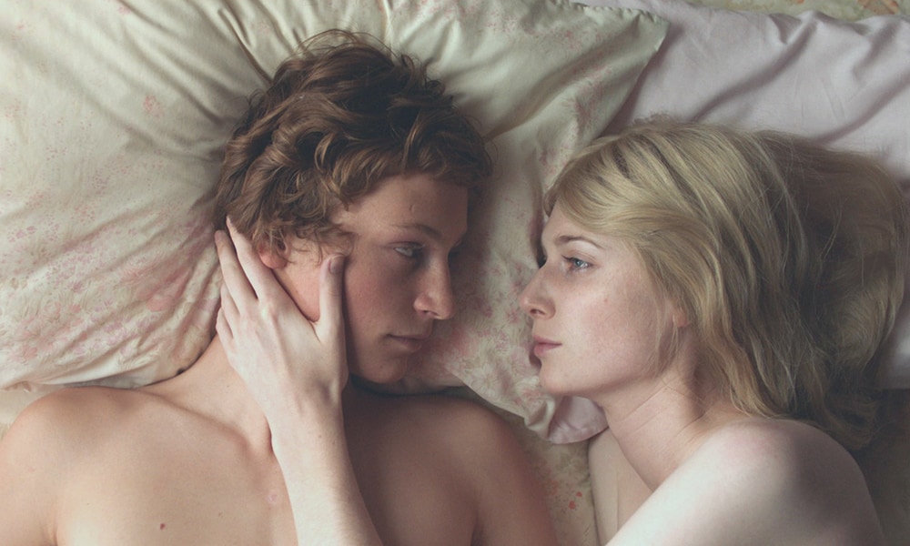 エリザベス・デビッキ演じる人妻が少年と…「ブレス あの波の向こうへ」新映像