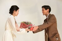 西川可奈子（左）に花束を渡す高良健吾（右）。