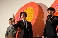 観客を盛り上げる武田真治（中央）。