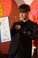 願いごとを見せる窪田正孝。