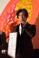 願いごとを見せる武田真治。