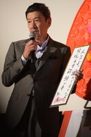 フリップを見せる奥田瑛二。