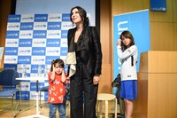 左からメイルーンちゃん、ナディーン・ラバキー、ワリード。