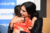 メイルーンちゃんを抱きしめるナディーン・ラバキー。