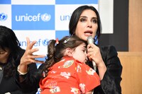 メイルーンちゃんを抱きながらトークをするナディーン・ラバキー。