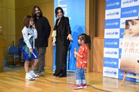 ステージから降りたがらないメイルーンちゃん（右）。