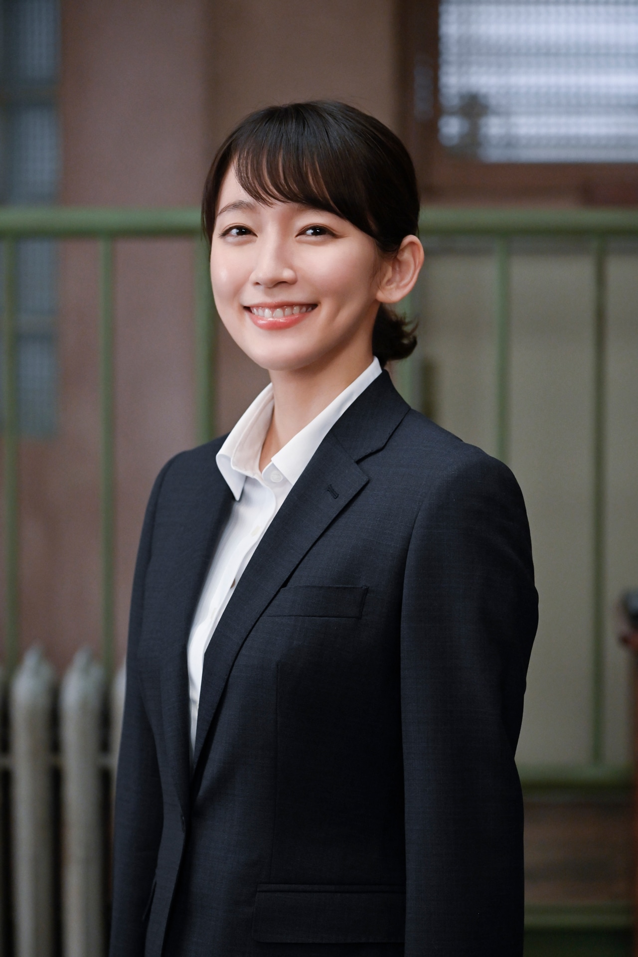 吉岡里帆演じる彩雲真空。
