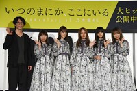 「いつのまにか、ここにいる Documentary of 乃木坂46」初日舞台挨拶の様子。左から岩下力、与田祐希、堀未央奈、桜井玲香、齋藤飛鳥、秋元真夏。