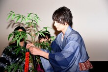 笹に短冊をくくり付ける犬飼貴丈。