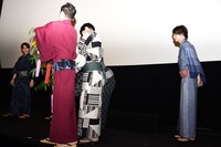 笹に短冊をくくり付ける共演者たちを見守る犬飼貴丈（右端）。