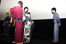 笹に短冊をくくり付ける共演者たちを見守る犬飼貴丈（右端）。