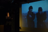 スクリーンに映し出された写真を見ながら、撮影時を振り返る横浜流星。