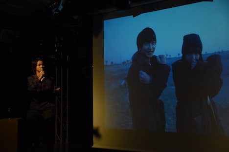 スクリーンに映し出された写真を見ながら、撮影時を振り返る横浜流星。