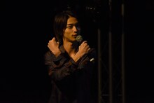 オフショットと同じポーズを決める横浜流星。