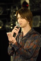 プレゼントの当選番号を読み上げる横浜流星。